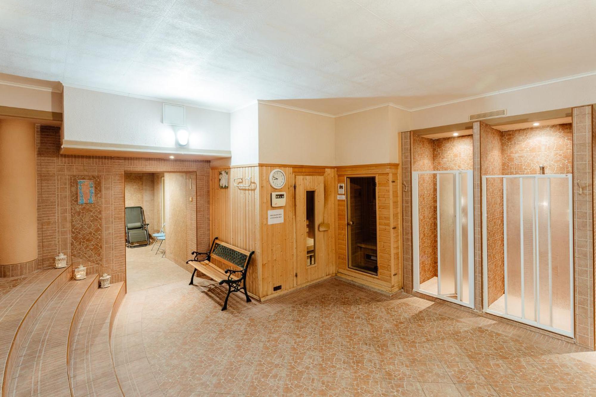 Hotel Sachticka バンスカー・ビストリツァ エクステリア 写真